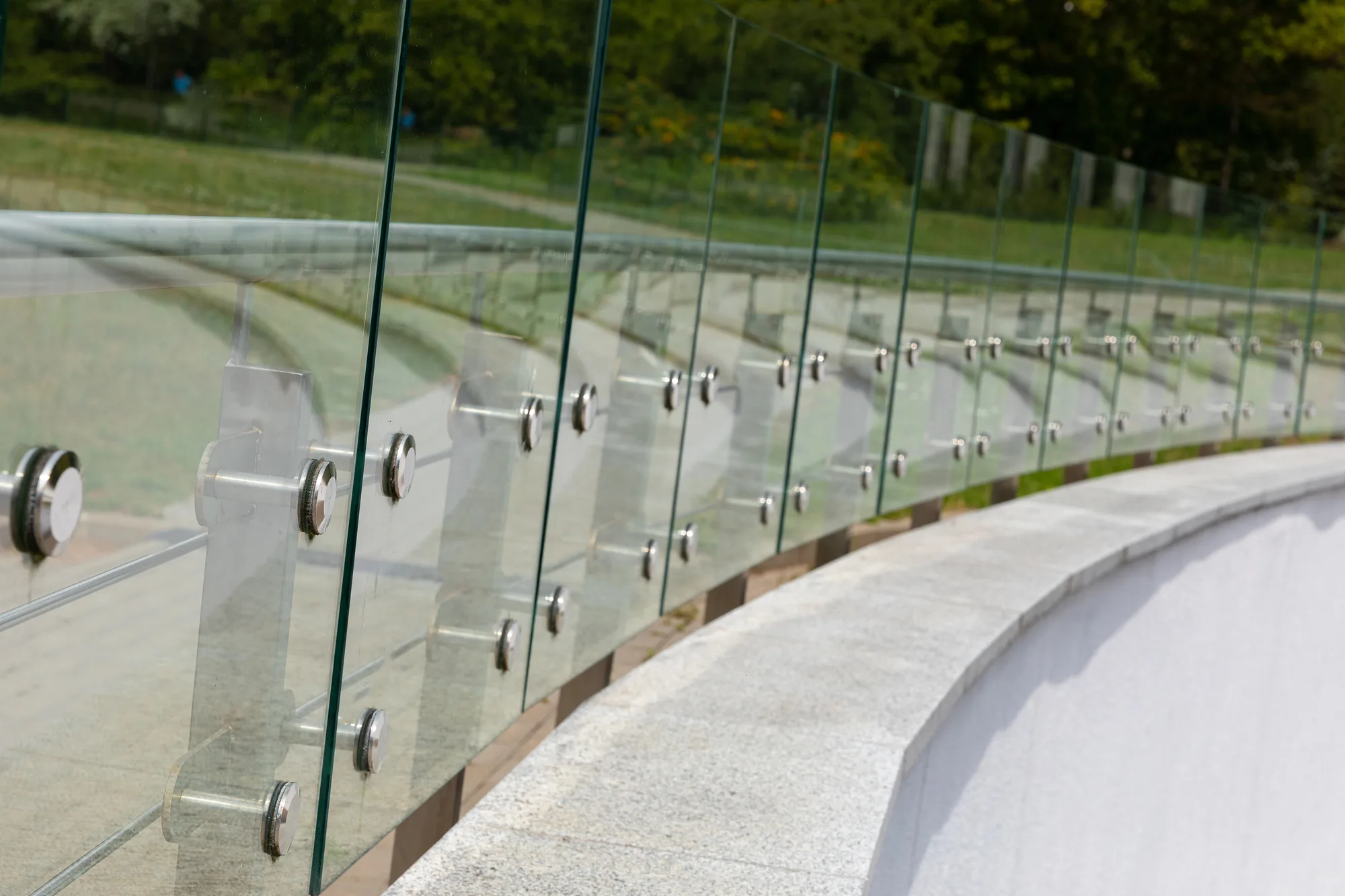 Curved glass balustrade along a commercial walkway