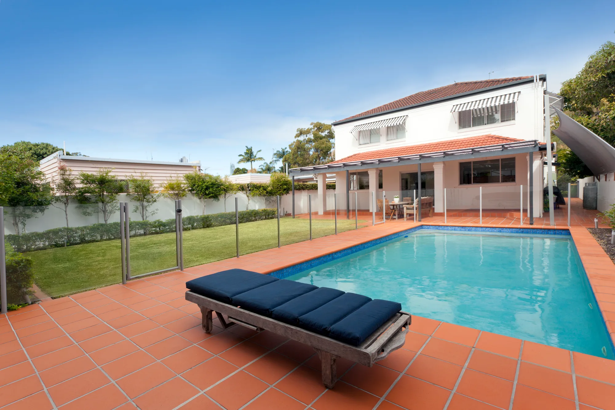 Glass pool fence panels around a home pool
